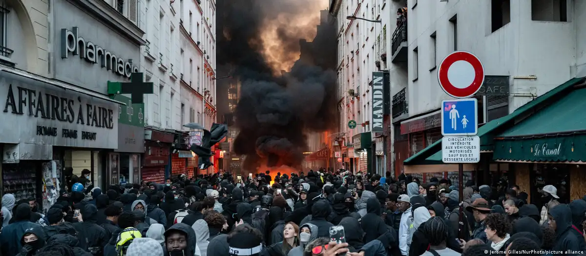 En este momento estás viendo Francia impone toques de queda tras una ola de disturbios y saqueos