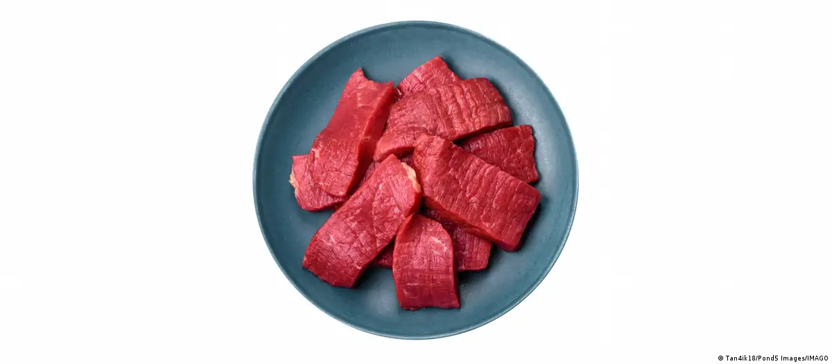 La nueva religión de la carne cruda: los influencers que convierten la alimentación en una cuestión de fe