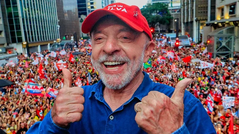 En este momento estás viendo Lula logra una remontada histórica y derrota a Flávio Bolsonaro en las elecciones de Brasil