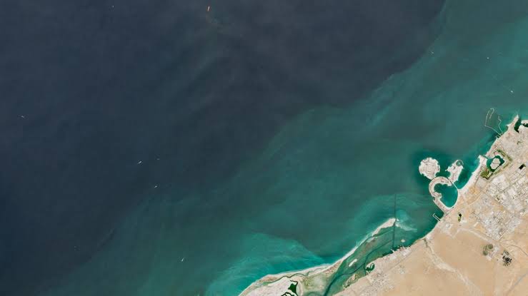 Un derrame de petróleo avanza sobre las costas de Emiratos Árabes Unidos y enciende las alarmas ambientales