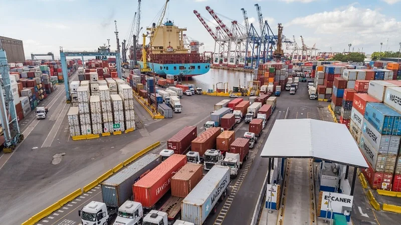 En este momento estás viendo La caída de las importaciones expone las dificultades de la economía argentina y complica el relato del Gobierno