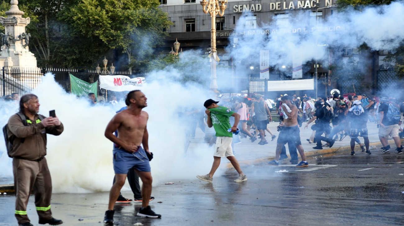 Diputados no logró reunir quórum para rechazar el DNU 70/23 y la protesta universitaria terminó con represión