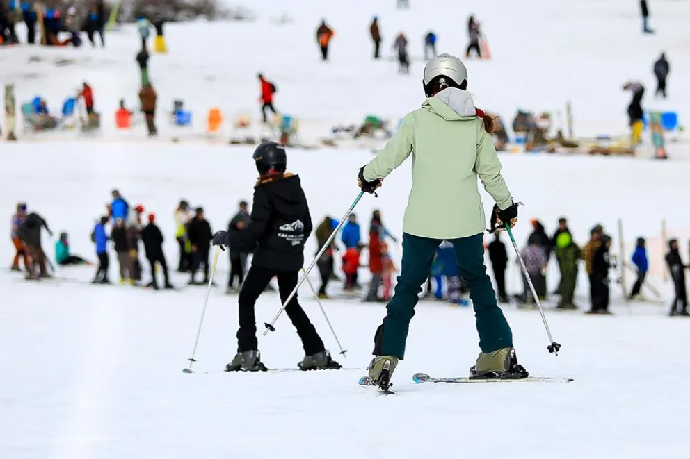 Batea Mahuida despide la temporada de nieve con una última invitación a la montaña