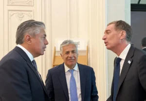 Lee más sobre el artículo Figueroa llevó a París la hoja de ruta de Neuquén para convertir Vaca Muerta en una plataforma energética global