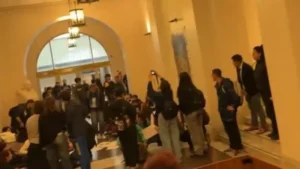 Lee más sobre el artículo Universitarios vuelven a las calles y llevan el reclamo por el financiamiento al Palacio Pizzurno